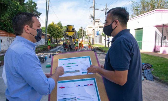 Andrés Watson supervisó la repavimentación de la calle Rodó en el barrio 9 de Julio